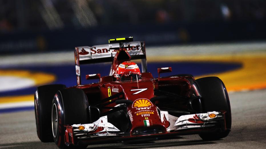 Феррари поддерживает команды Формулы 1 с тремя автомобилями