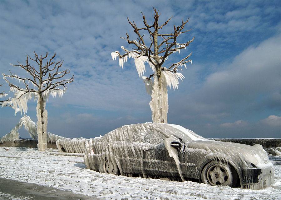 Чистка автомобиля от снега и льда